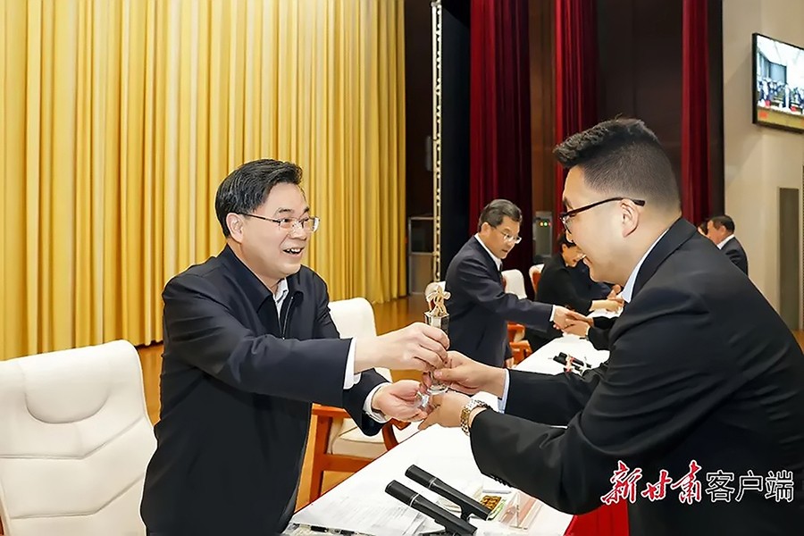 2-2023年5月，省委書記、省人大常委會主任胡昌升為金徽礦業(yè)旅游景區(qū)授“全省文化旅游發(fā)展突出貢獻集體獎”。.jpg