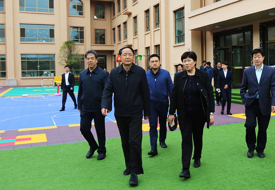 5-2018年4月，時任省政協(xié)主席、黨組書記歐陽堅蒞臨金徽企業(yè)視察。.jpg
