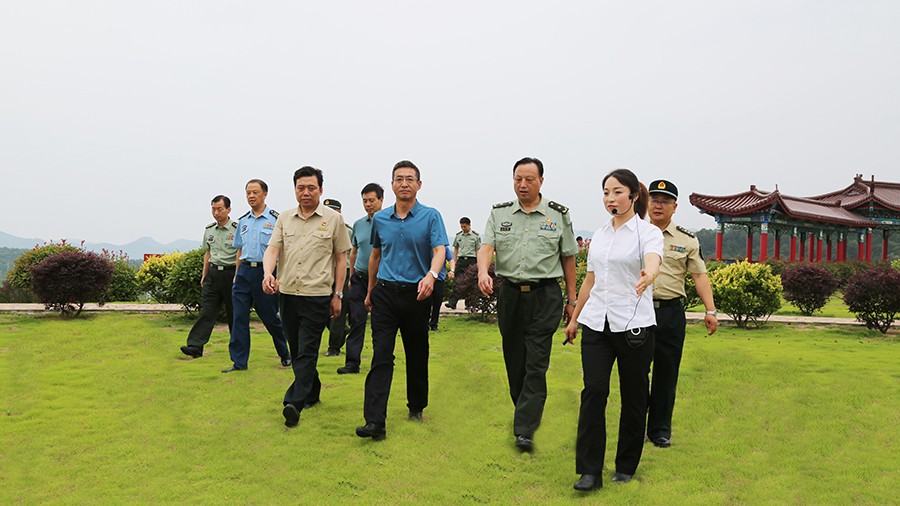 17-2020年7月，省委常委、省軍區(qū)司令員王文清蒞臨金徽股份調研企業(yè)編兵和綠色礦山建設工作是表示：金徽股份將民兵作為企業(yè)應急救援力量的一員，充分發(fā)揮了民兵作用，立起了在企業(yè)編兵的標桿。.jpg