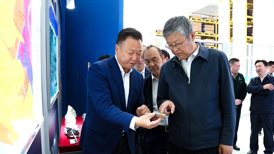 33-2021年5月，隴南市委書記張珂兵蒞臨礦區(qū)調研尾礦庫治理及綠色礦山建設情況。.jpg