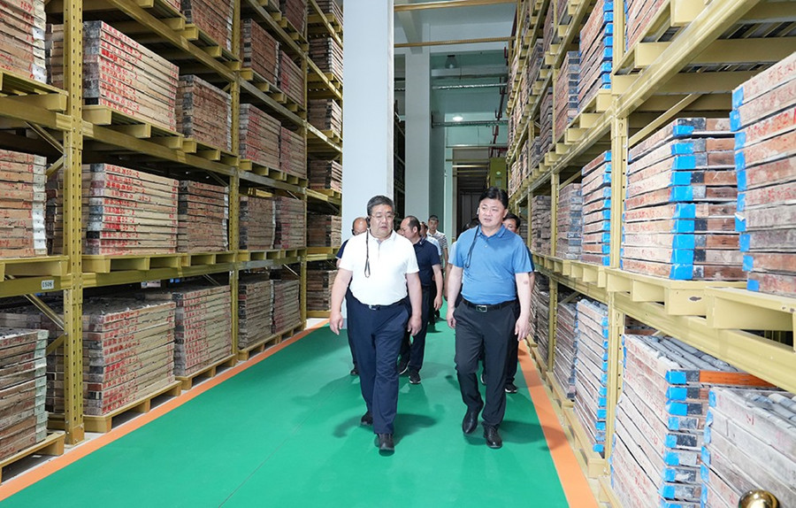 51-2022年6月，省農業(yè)農村廳一級巡視員朱寶瑩蒞臨金徽股份調研綠色礦山建設工作。.jpg