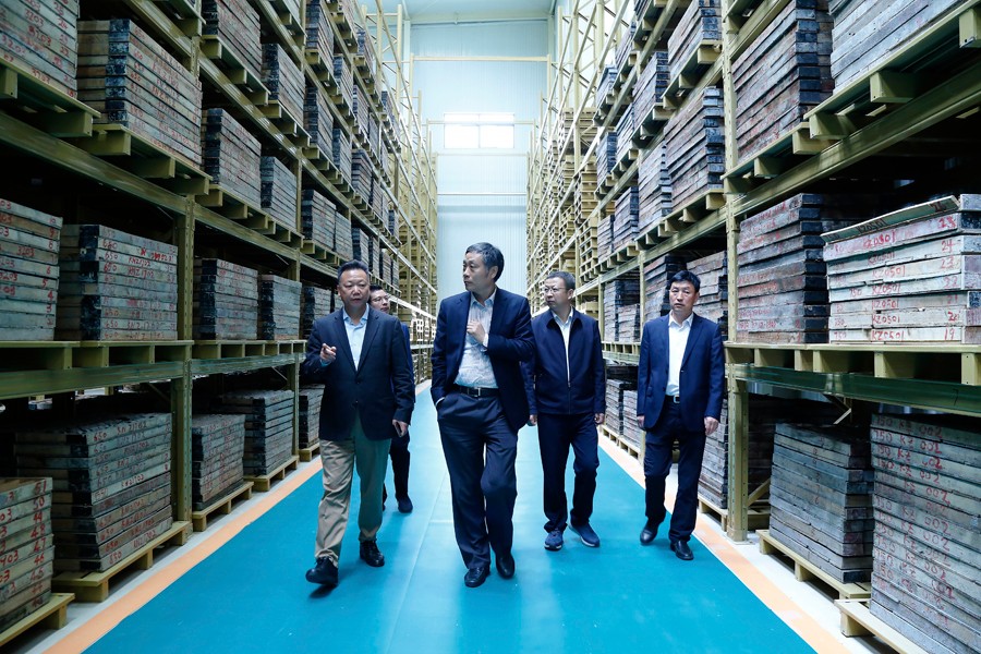 55-2019年4月，全國綠色礦山建設標準解讀與經(jīng)驗交流研討會——綠色礦業(yè)發(fā)展萬里行（隴南站）活動在金徽股份舉辦。中國礦業(yè)聯(lián)合會黨委書記、會長彭齊鳴出席主持會議，并就金徽股份的綠色礦山建設情況進行調研。.jpg